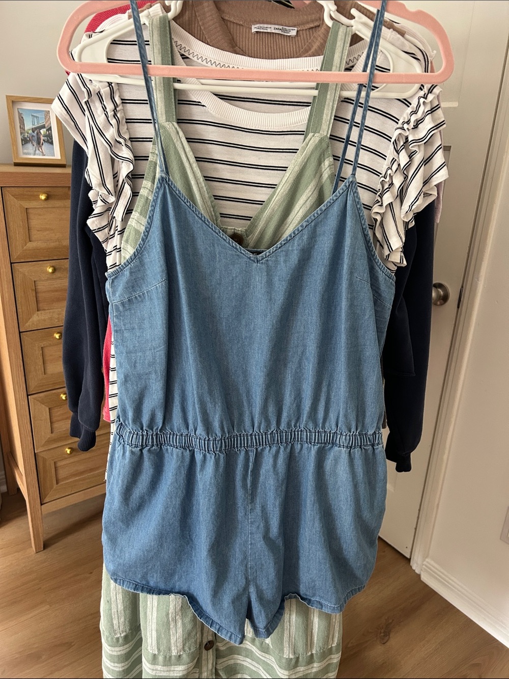 Forever 21 Romper. Size medium. PTP 16.5”. 1.5” inseam. Pockets. Elastic waist.